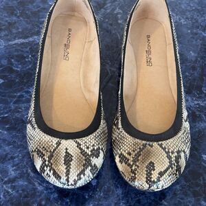 Bandolino Women’s Snakeskin Print Flat Shoes, Size 8, Non-slip Features, NEW!